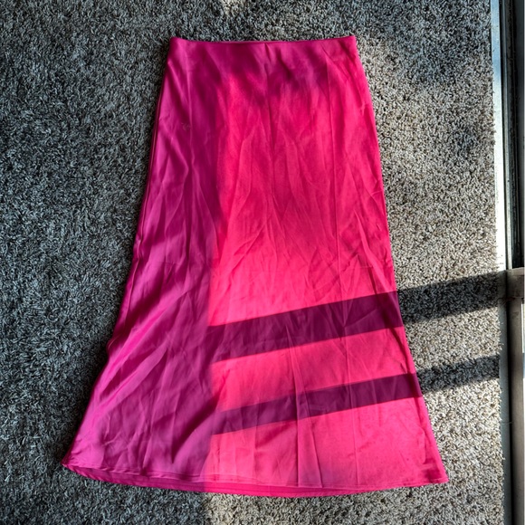 Satin feel Midi skirt - Picture 3 of 4
